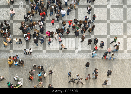 Horizontale Luftaufnahme von Massen von Touristen versammelt unter die astronomische Uhr-Orloj pro Stunde beobachten. Stockfoto