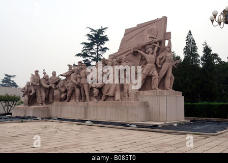 Eine der Skulpturen außerhalb der Vorderseite des Vorsitzenden Mao s Mausoleum Tiananmen Square China Asien Beijing Peking Stadt Vorsitzenden Mao Stockfoto