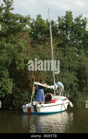 paar Kommissionierung Schlehen auf einer Yacht auf den Norfolk Broads, England, UK Stockfoto