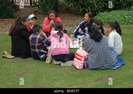 asiatischen Familie mit einem Picknick in Leicester, England, UK