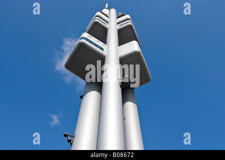 Horizontalen Weitwinkel von David Cernys Miminka "Crawling-Babys" auf dem Fernsehturm Zizkov gegen ein strahlend blauer Himmel. Stockfoto