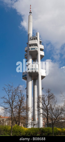 Vertikale Panorama Weitwinkel der futuristische Fernsehturm Zizkov vor blauem Himmel. Stockfoto