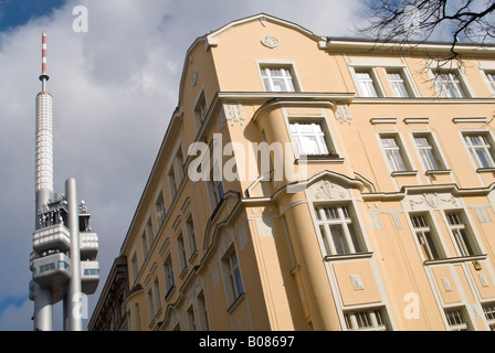 Horizontale Ansicht Uber modernen Zizkov TV Tower nebeneinander eine alte Barockstil Appartementhaus an einem sonnigen Tag. Stockfoto