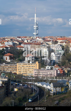 Vertikale Weitwinkel zum Fernsehturm Zizkov Prag ab in die Sonne. Stockfoto
