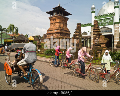 Straßenszene mit Minarett, Masjid Agung, Kudus, Indonesien Stockfoto