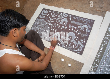 Warli Gemälde, A Tribal in der Malerei beschäftigt. Stockfoto