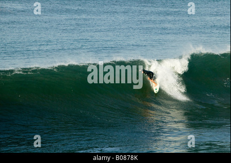 Eine Surfer reitet auf den Kamm der Welle Stockfoto