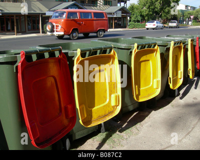 Camper van und Mülltonnen Byron Bay Australien Stockfoto