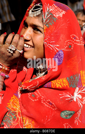 Eine schöne Rajasthani-Frau in einem kleinen Dorf in der Nähe von Bikaner Stockfoto