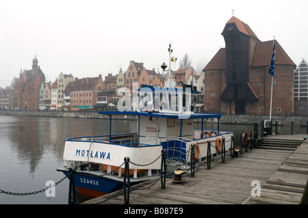 Blick über die Stara (Fluss) Mottlau in Richtung der Kran in Gdansk (Danzig), Polen, mit der Fähre im Vordergrund. Stockfoto