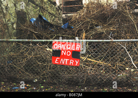 eine "Gefahr kein Eintrag melden" an ein altes Gebäude in Liverpool, England Stockfoto