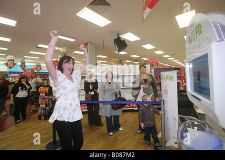 Kunden testen Sie die Nintendo WiiFit bei Woolworths, Lakeside Shopping Centre, Essex. Stockfoto