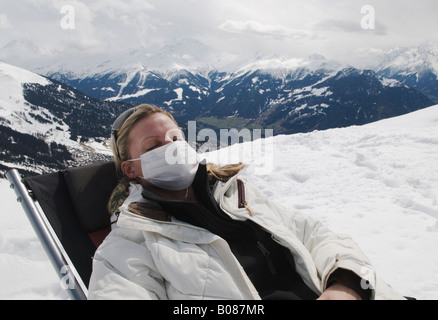 Frau mit Atemmaske während auf einem Berg Stockfoto
