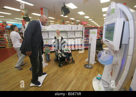 Kunden testen Sie die Nintendo WiiFit bei Woolworths, Lakeside Shopping Centre, Essex. Stockfoto