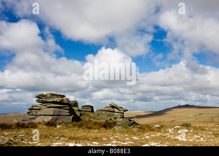 Schmelzender Schnee auf hohlen Tor in Dartmoor National Park Devon England Stockfoto