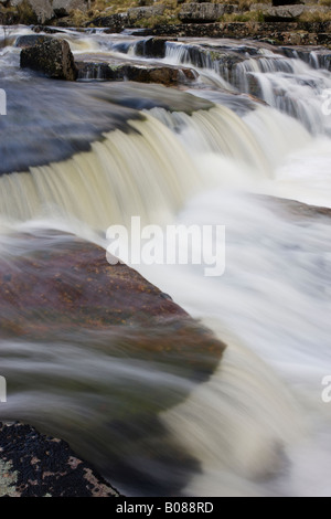 Schnell fließende Wasser über Felsen am Tavy Cleave in Dartmoor National Park Devon England Stockfoto