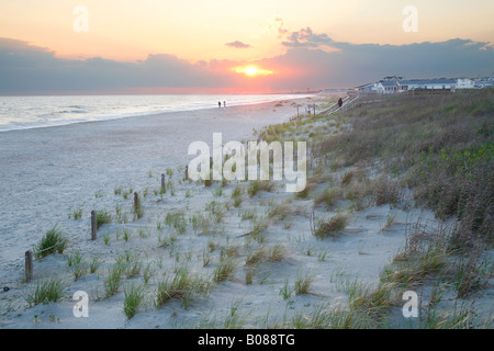 Sonnenuntergang am Strand von Caswell, Oak Island, North Carolina Stockfoto