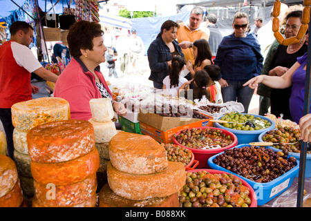 Frau am Marktstand vor Ort Verkauf gemacht Käse Flor de Guia und Oliven Teror "Gran Canaria" "Kanaren" Spanien Stockfoto