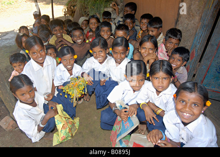 Eine Gruppe von Kindern in Schuluniform. Thakkar Stamm Stockfoto