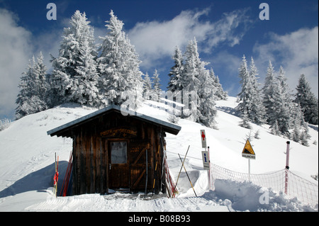 Erste-Hilfe-Hütte an der Spitze der Le Ranfoilly Skilift, in das malerische Skigebiet von Les Gets, Frankreich Stockfoto