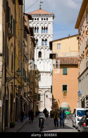 Lucca Toskana Italien mit Blick auf den Campanile von San Michelle in Foro entlang Via Beccheria Stockfoto