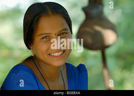 Eine schöne junge Warli-Stammesfrau, die lächelt. Ländliche Gesichter Indiens Stockfoto