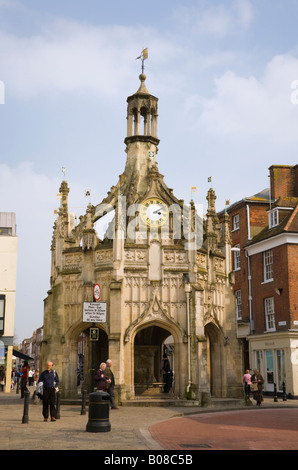 Blick auf das alte MARKTKREUZ 1501 von der West Street im Stadtzentrum. Chichester West Sussex England Großbritannien Stockfoto