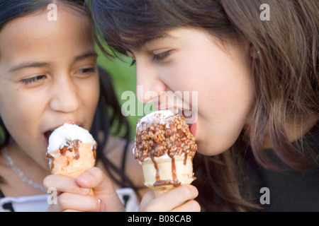 Zwei preteen Mädchen essen Eiscreme-Kegel Stockfoto