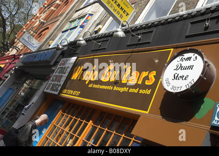 Musikinstrumente-Shop, Tin Pan Alley (Denmark Street) London, W1, UK Stockfoto