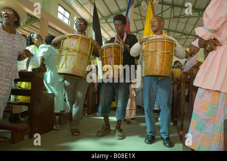 Trommler in der Kirche beim Service auf Garifuna Settlement Day, jährliches Festival statt, Ende November, Dangriga Stockfoto