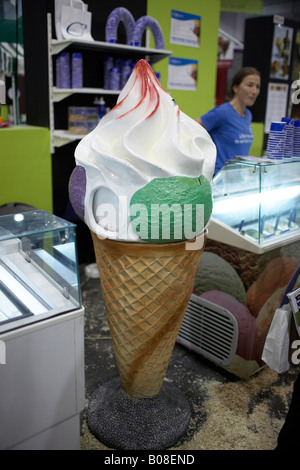 Riesige künstliche Eistüte, mit gefälschten Eis. Stockfoto