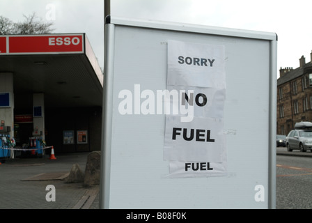 28. April 2008 - hat durch den Streik der Arbeiter Grangemouth dieser Garage Treibstoff ausgehen Stockfoto