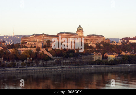 Blick auf den Königspalast auf dem Burgberg von der Donau in Budapest Ungarn Stockfoto