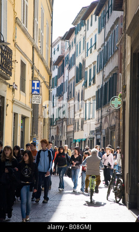 eine Gruppe junger Menschen Flanieren über Filungo im Zentrum von Lucca Stockfoto