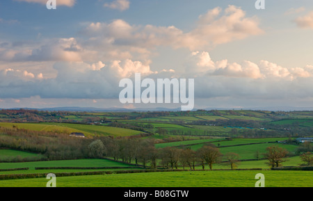 Eine hügelige Landschaft in der Nähe von Morchard Bischof Blick auf Dartmoor Devon England Stockfoto