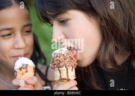 Zwei preteen Mädchen essen Eiscreme-Kegel Stockfoto