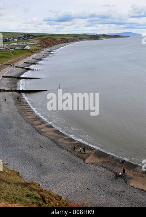 Die Küste bei St Bees mit der Isle Of Man in der Ferne. Stockfoto