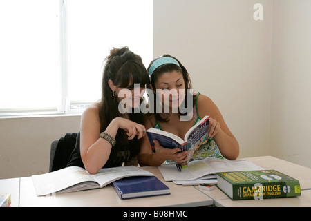 Schule positiv lernen Englisch Spaß viel Menge Kuriositäten Urlaub Studie Bildung Farbe Vertrauen Begeisterung Schulmädchen Stockfoto