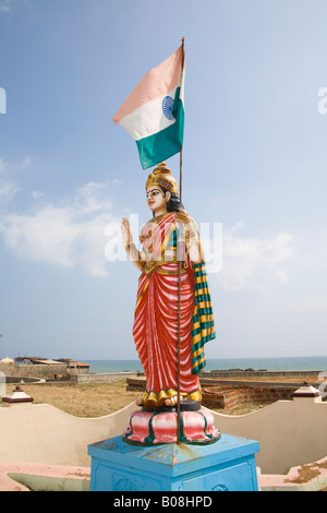 Farbenfrohe Statue und indische Flagge im Garten von Gandhi Mandapam, Kanyakumari, Tamil Nadu, Indien Stockfoto