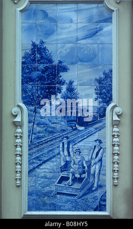 Bemalten Azulejos Kacheln auf Madeira mit Standseilbahn und touristischen Rodel Stockfoto