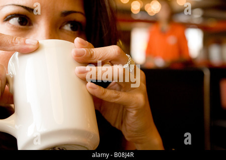 Frau in einem Diner, Kaffee trinken Stockfoto