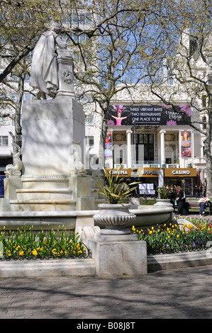 Gärten und Statue in Leicester Square West End London Reich Kino und Casino über Stockfoto