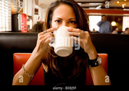 Frau in einem Diner, Kaffee trinken Stockfoto