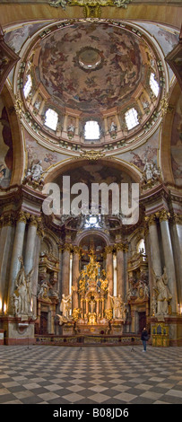 2 Bild Panorama Stitch Innenansicht der St. Nikolaus-Kathedrale (Ring Sv. Mikulase) in Prag (Kleinseite). Stockfoto