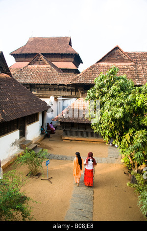 Touristen im Innenhof, Padmanabhapuram Palace Padmanabhapuram nahe Thuckalay, Tamil Nadu, Indien Stockfoto