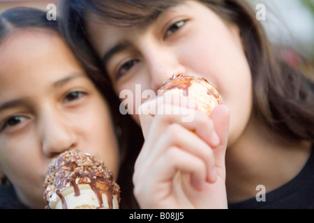 Zwei preteen Mädchen essen Eiscreme-Kegel Stockfoto