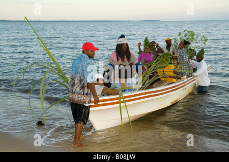 Reenactment der Siedler, die Landung am Strand, Garifuna Settlement Day, jährliches Festival statt Ende November Hopkins Stockfoto