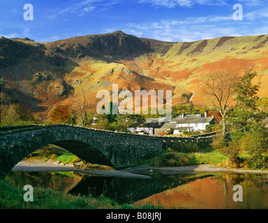 Grange im Herbst, Nationalpark Lake District, Cumbria, UK. Brücke über den Fluss Derwent. Stockfoto