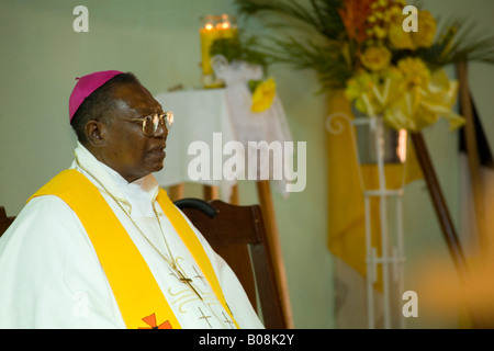 Priester in der Kirche beim Service auf Garifuna Settlement Day, jährliche Festival im späten November, Dangriga Stockfoto