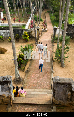 Touristen, die zu Fuß unterwegs, Padmanabhapuram Palace Padmanabhapuram nahe Thuckalay, Tamil Nadu, Indien Stockfoto